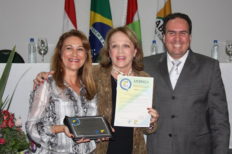 Adriane Webber, Anita Pires e Marco Floriani na entrega do Selo ABEOC de Qualidade